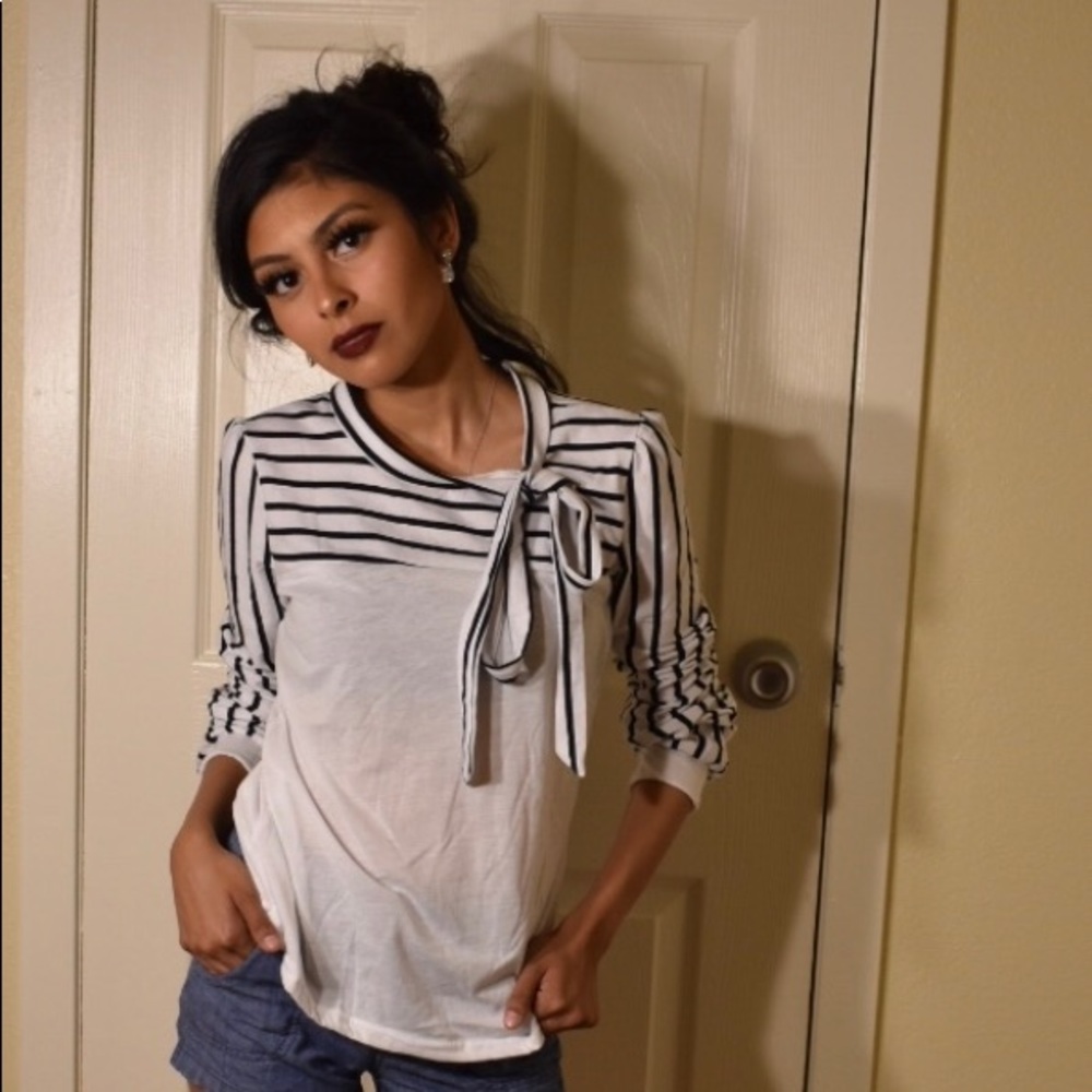 🌺NEW🌺White knit blouse with black stripes